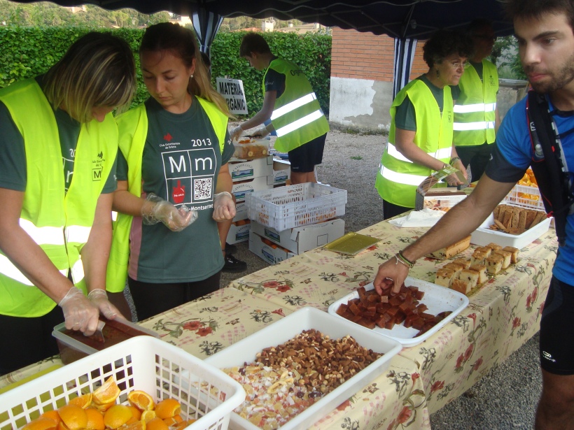Voluntàries preparant el menjar de l'avituallament a Sant Martí de Centelles