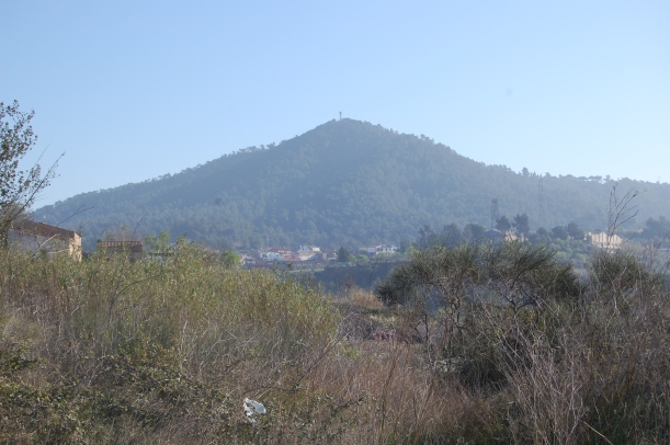El Puig Madrona, vist des de l'inici de la caminada a prop de l'estació de tren.