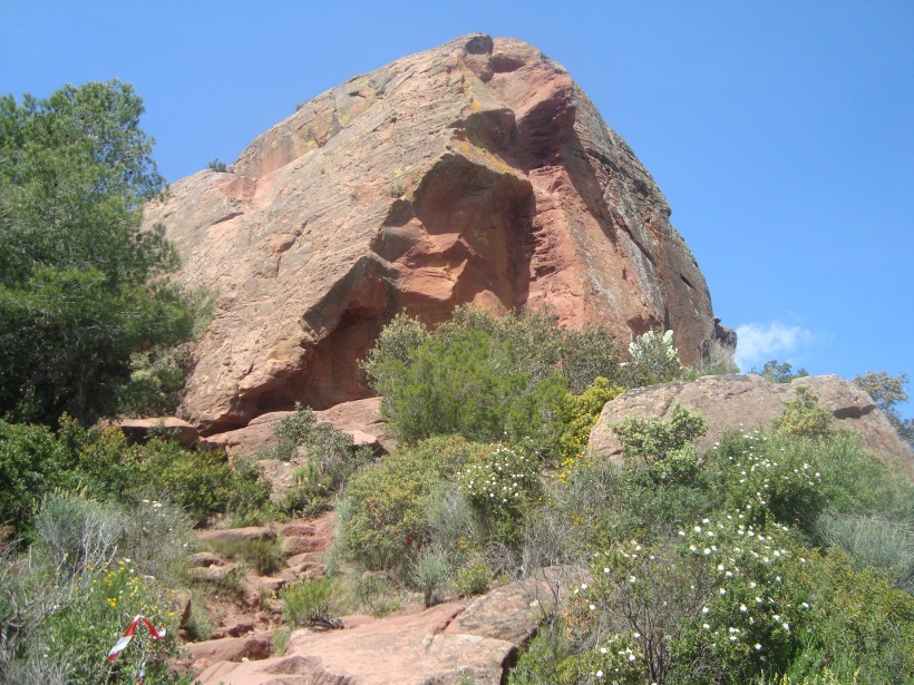 Gran bloc de pedra rogenca a prop de l'Ermita de Mare de Déu de la Roca.