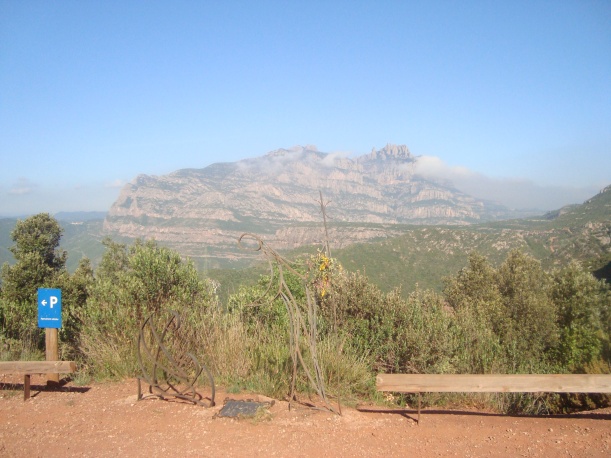 Montserrat, la muntanya màgica, el nostre teló de fons omnipresent durant el dia d'avui, fotografiada des del mirador del Coll d'Espases.
